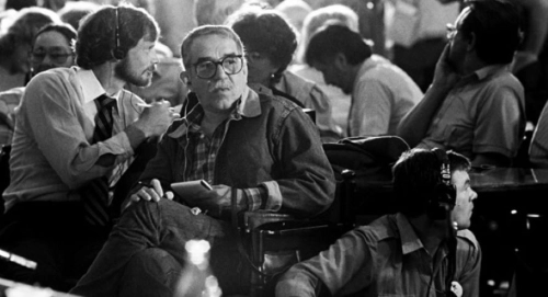 García Márquez escribió algunos guiones para películas y algunas de sus obras fueron llevadas al cine como: En ese pueblo no hay ladrones 1964, La viuda de Montiel 1979, Eréndira 1983, Crónica de una muerte anunciada 1987, El coronel no tiene quién le escriba 1999, El amor en los tiempos del cólera (música de Shakira) 2007, Del amor y otros demonios 2009, Memoria de mis putas tristes 2012.
Y Cien años de soledad 2024. También fue fundador de la escuela de cine en Cuba San Antonio de los Baños.