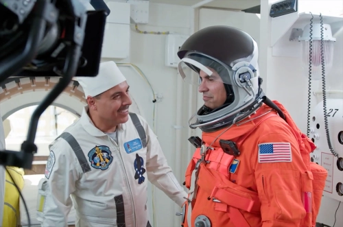 José Hernández con Michael Peña en el cameo de la película,
antes de abordar el transbordador Discovery