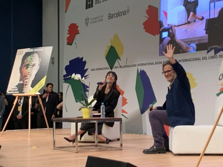 Gael García Bernal narrador de radionovelas en la FIL